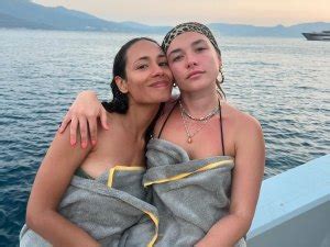 florence pugh en bikini|Florence Pugh Stuns in Black Bikini After Slamming。